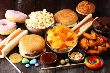 Sağlıksız ürünler. Şekil, deri, kalp ve dişler için yemek kötü. Hızlı karbonhidrat yiyecek ürün yelpazesine. Amerikan sağlıksız gıda.