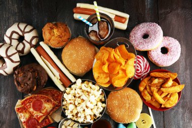 Sağlıksız ürünler. Şekil, deri, kalp ve dişler için yemek kötü. Hızlı karbonhidrat yiyecek ürün yelpazesine. Amerikan sağlıksız gıda.