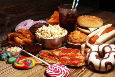 Sağlıksız ürünler. Şekil, deri, kalp ve dişler için yemek kötü. Hızlı karbonhidrat yiyecek ürün yelpazesine. Amerikan sağlıksız gıda.