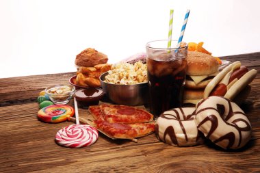 Sağlıksız ürünler. Şekil, deri, kalp ve dişler için yemek kötü. Hızlı karbonhidrat yiyecek ürün yelpazesine. Amerikan sağlıksız gıda.