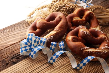 Masada tuz yakın çekim ile Alman simit.