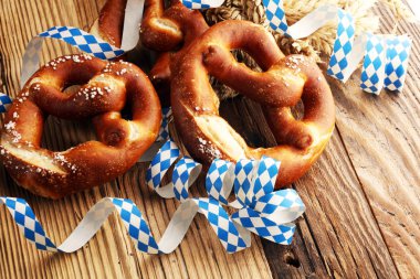Masada tuz yakın çekim ile Alman simit.