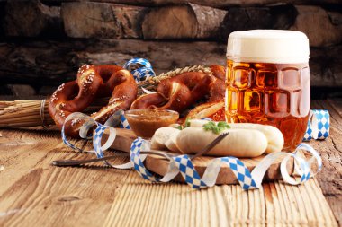 Bavyera dana sosis kahvaltı sosis, yumuşak pretzel ve Almanya'dan ahşap tahta üzerinde hafif hardal.