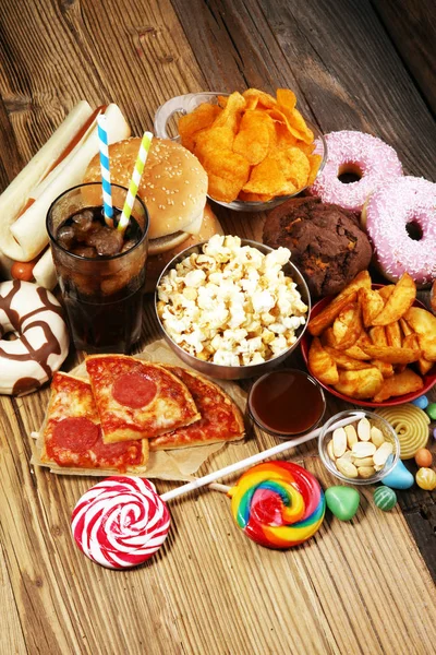 不健康的产品 食物对身材 心脏和牙齿有害 品种的快速碳水化合物食品 美国不健康食品 — 图库照片