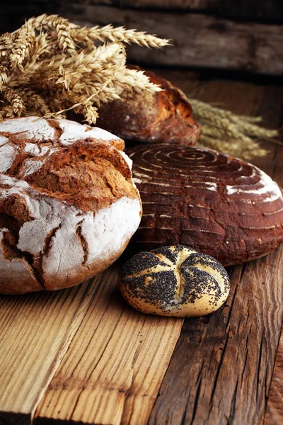 Verschillende Soorten Brood Brood Broodjes Aan Boord Van Bovenaf Keuken — Stockfoto