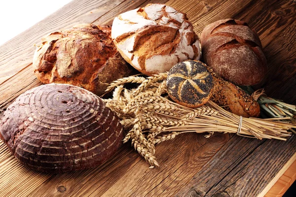 Verschillende Soorten Brood Brood Broodjes Aan Boord Van Bovenaf Keuken — Stockfoto