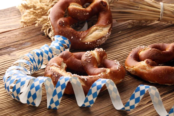 Pretzels Alemães Com Sal Close Sobre Mesa — Fotografia de Stock