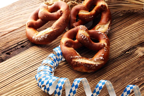 Pretzel Tedeschi Con Primo Piano Sale Sul Tavolo — Foto Stock