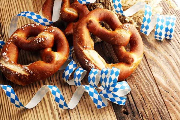 Pretzels Alemães Com Sal Close Sobre Mesa — Fotografia de Stock