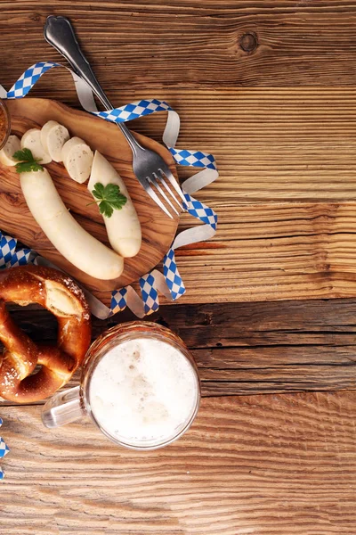 Weißwurstfrühstück Mit Würstchen Weicher Brezel Und Mildem Senf Auf Holzbrett — Stockfoto