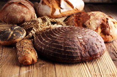 Ekmek ve ekmek çeşitleri gemide yukarıdan alır. Mutfak veya fırın poster tasarımı.