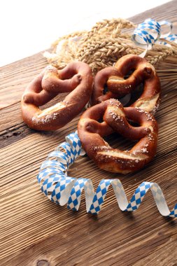 Masada tuz yakın çekim ile Alman simit.