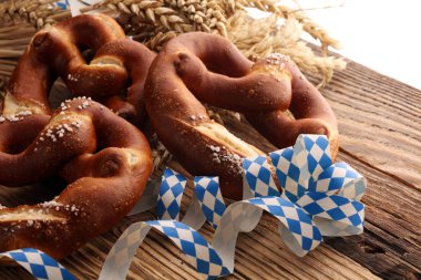 Masada tuz yakın çekim ile Alman simit.