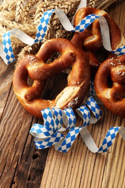 Masada tuz yakın çekim ile Alman simit.
