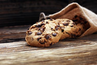 Tahta masada çikolatalı kurabiyeler. Çikolata parçacıklı kurabiye.