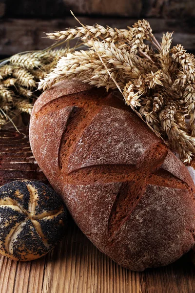 Различные Виды Хлеба Булочек Борту Сверху Дизайн Постера Кухни Пекарни — стоковое фото