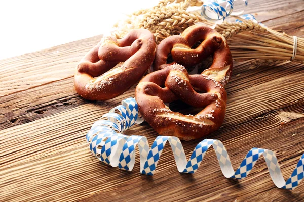 Pretzels Alemães Com Sal Close Sobre Mesa — Fotografia de Stock