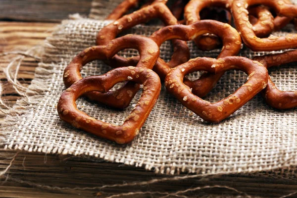 Alman Kalp Spaped Simit Ile Masada Tuz Yakın Çekim — Stok fotoğraf