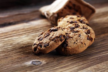 Tahta masada çikolatalı kurabiyeler. Çikolata parçacıklı kurabiye.