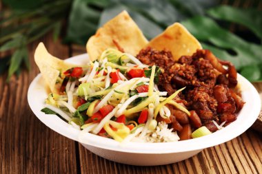 Nasi Campur Bali. Bali dili popüler yemek etli pirinç. Karışık pirinç tipik Malezya sokak yiyecek öğle yemeği