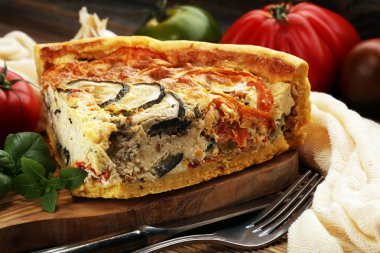 Ispanak ve domates, soğan ve kabak ile Brunch için ev yapımı peynirli yumurta kiş