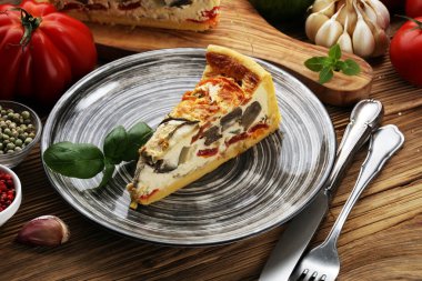 Ispanak ve domates, soğan ve kabak ile Brunch için ev yapımı peynirli yumurta kiş