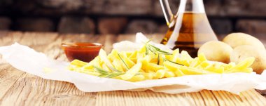 Ketçap ve mayonez ile kızarmış patates patates