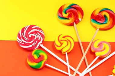 Lolipop sarı ve turuncu zemin üzerine. Lolipop şeker