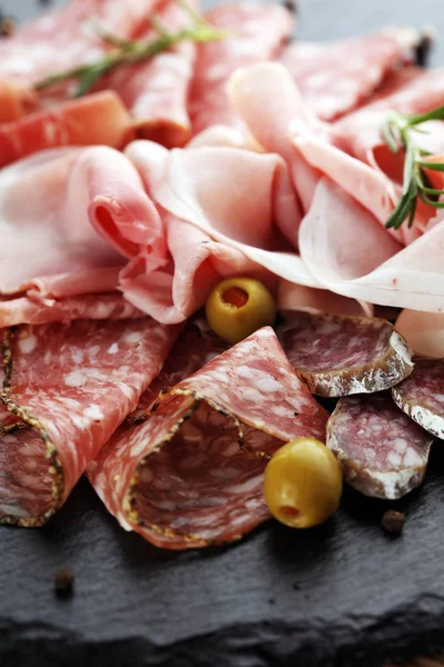 Marmorschneidebrett Mit Prosciutto Speck Salami Und Würstchen Auf Holzgrund Fleischplatte — Stockfoto