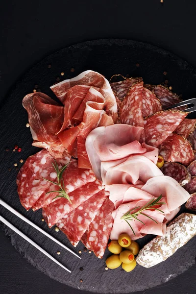 Marmor Skärbräda Med Parmaskinka Bacon Salami Och Korv Trä Bakgrund — Stockfoto