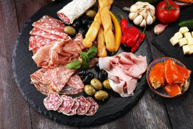 İtalyan antipasti şarap aperatifler küme. Peynir çeşitli, Akdeniz zeytin, turşu, Prosciutto di Parma, domates, enginar