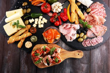 İtalyan antipasti şarap aperatifler küme. Peynir çeşitli, Akdeniz zeytin, turşu, Prosciutto di Parma, domates, enginar