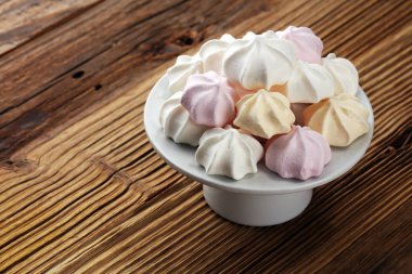 Beze. Gevrek beyaz ve pembe bükülmüş beze. Tatlı sevgisi kavramı