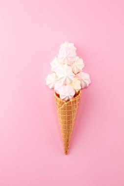 Beze. Gevrek beyaz ve pembe bükülmüş beze. Tatlı sevgisi kavramı