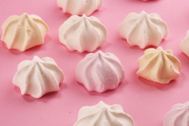 Beze. Gevrek beyaz ve pembe bükülmüş beze. Tatlı sevgisi kavramı