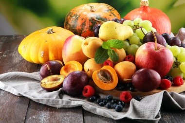 Taze yaz ve sonbahar meyve elma, üzüm, çilek, armut ve kayısı.
