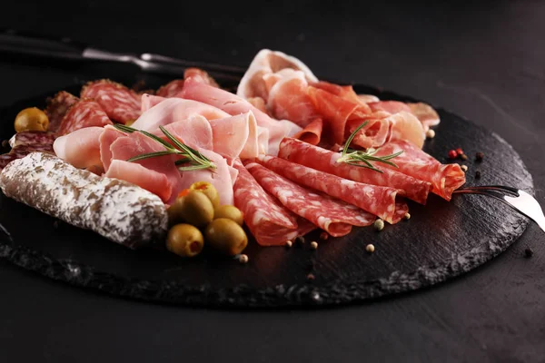 Tagliere in marmo con prosciutto, pancetta, salumi e salsicce — Foto Stock