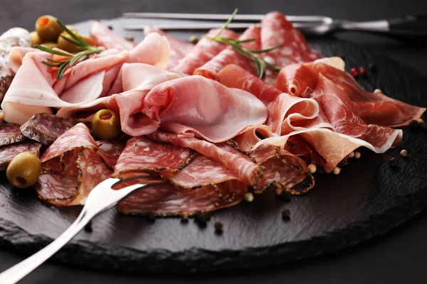 Marmer memotong papan dengan prosciutto, bacon, salami dan sosis — Stok Foto