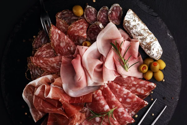 Planche à découper en marbre avec prosciutto, bacon, salami et saucisses — Photo