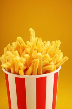 Patates kızartması kırmızı ve beyaz karton paket kutu. Fast Food