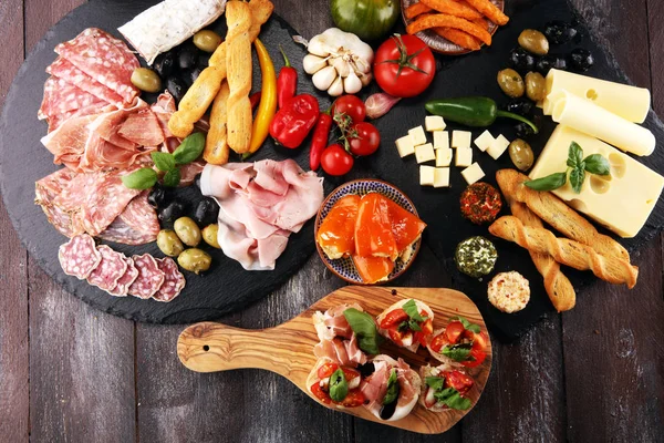 İtalyan antipasti şarap aperatifler küme. Peynir çeşitli, Akdeniz zeytin, turşu, Prosciutto di Parma, domates, enginar
