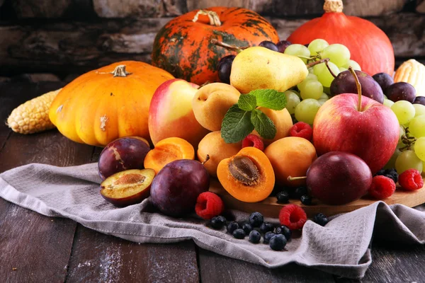 Frisse Zomer Herfst Fruit Met Appel Druiven Bessen Peer Abrikoos — Stockfoto