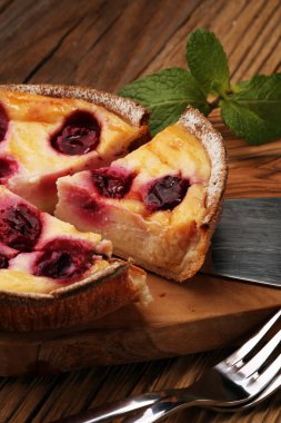 peynirli kek kiraz tatlı - Cheesecake çilek sosu ve yeşil nane