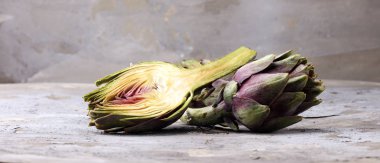 Gri arka planda enginarlar. taze organik enginar çiçeği