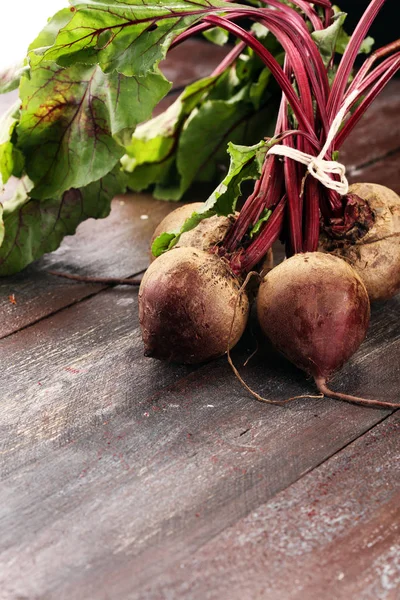 Röd Rödbeta Med Vallväxter Gröna Blad Rustika Bakgrund Ekologiska Rödbetor — Stockfoto