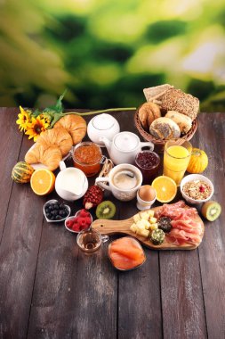 masada ekmek buns, kruvasan, kahve ve meyve suyu ile Servis Kahvaltı