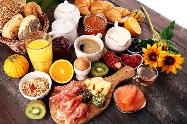 Desayuno Mesa Con Panecillos Croissants Café Jugo —  Fotos de Stock