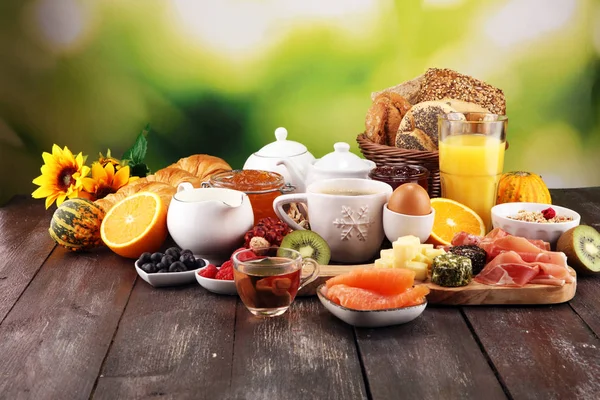 Ontbijt Tafel Met Brood Broodjes Croissants Koffie Sap — Stockfoto