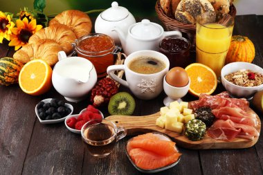 masada ekmek buns, kruvasan, kahve ve meyve suyu ile Servis Kahvaltı