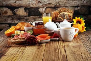 masada ekmek buns, kruvasan, kahve ve meyve suyu ile Servis Kahvaltı